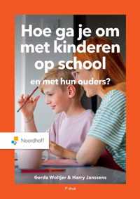 Hoe ga je om met kinderen op school en met hun ouders? - Gerda Woltjer, Harry Janssens - Paperback (9789001007089)