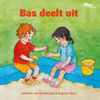 Bas deelt uit