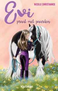 Evi praat met paarden