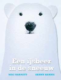 Een ijsbeer in de sneeuw