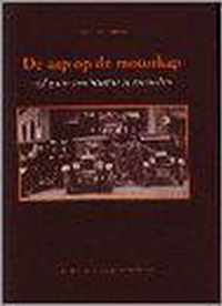 De aap op de motorkap