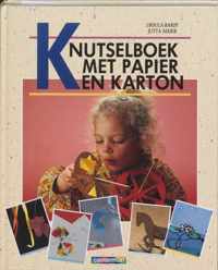 Knutselboek met papier en karton