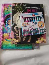girl cadeau idee krabbel- krasboek eenhoorn beige 10 magic markers rainbow surprise  design album vanaf 7 jaar pakket