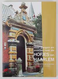 Door gangen en poorten naar de hofjes van Haarlem = Through passages and gates to the hofjes of Haarlem