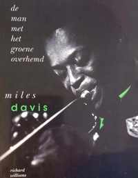 Miles davis man in het groene overhemd