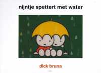 Nijntje spettert met water