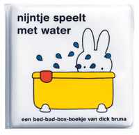 Nijntje speelt met water