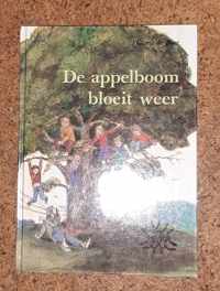 De appelboom bloeit weer