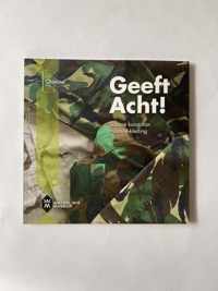 Geeft Acht!, Schone kunst van militaire kleding