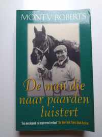 Man die naar paarden luistert