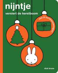 nijntje versiert de kerstboom