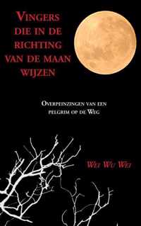 Vingers die in de richting van de maan wijzen