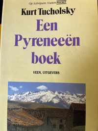 Pyreneeenboek op schrijvers voeten